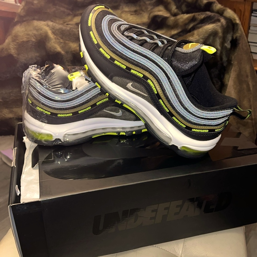 BRAND NEW Men’s Nike Air Max 97 Black/Militia Green with Box Size 9.5